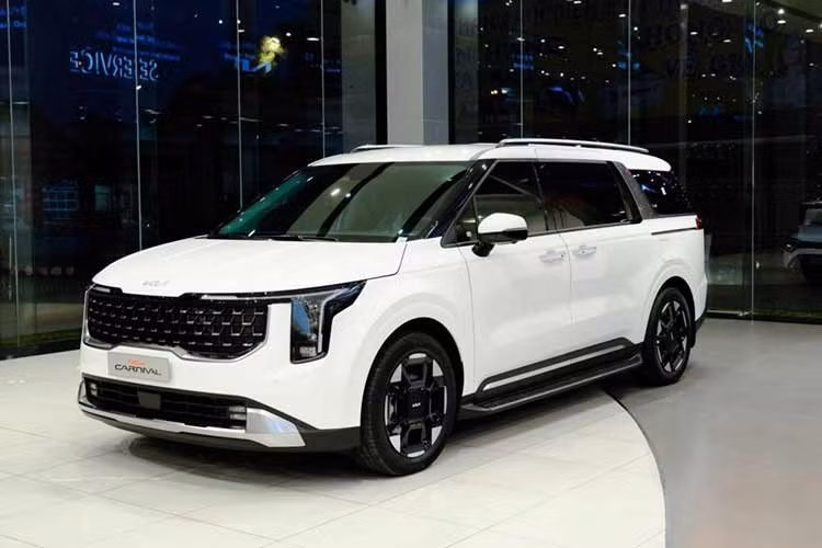 Sự xuất hiện của phiên bản mới giúp Carnival Hybrid tiếp cận nhiều khách hàng hơn, đồng thời nâng tổng số phiên bản sử dụng hệ truyền động hybrid của mẫu MPV này tại Việt Nam lên ba lựa chọn. Trong ba phiên bản Carnival Hybrid đang được phân phối, Luxury 8S là lựa chọn có giá bán thấp nhất. Dù cắt giảm một số trang bị so với các bản Premium và Signature, xe vẫn sở hữu chung hệ truyền động hybrid.