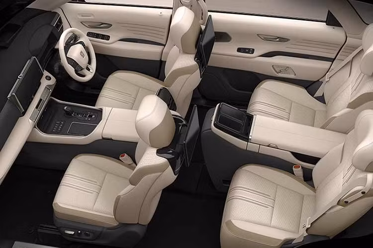 Khoang cabin của Toyota Century SUV làm xe công vụ cho Thủ tướng Nhật Bản không được tiết lộ, nhưng nhiều khả năng đã được cá nhân hóa theo yêu cầu riêng, từ ghế ngồi, vật liệu hoàn thiện đến các tiện ích phục vụ công việc và liên lạc.