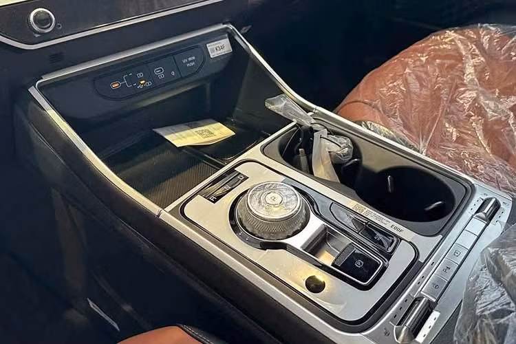 Về an toàn, phiên bản Luxury dự kiến sở hữu các trang bị cơ bản như 8 túi khí, hệ thống chống bó cứng phanh ABS, cân bằng điện tử ESC, hỗ trợ khởi hành ngang dốc HAC, cảm biến đỗ xe trước và sau, camera lùi, hệ thống giám sát áp suất lốp TPMS cùng ga tự động. Khả năng xe không được trang bị gói hỗ trợ lái nâng cao ADAS.