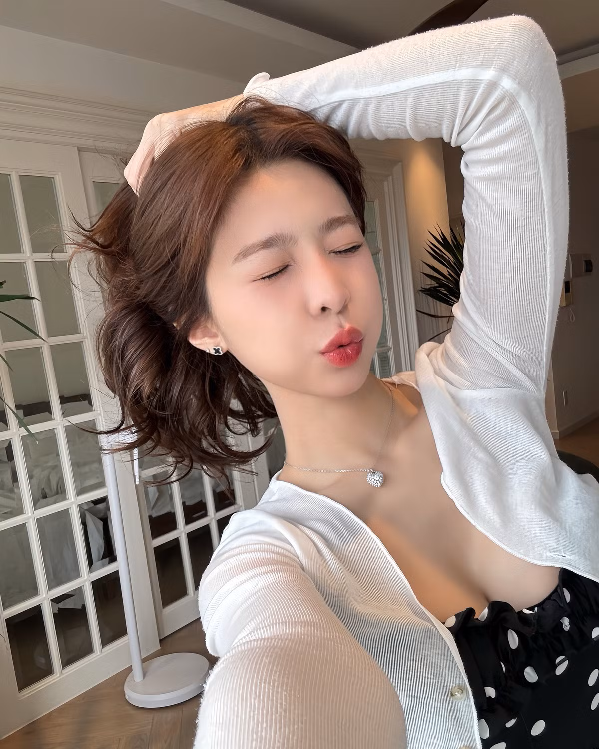 Nàng hot girl đến từ TP HCM nhiều lần khiến fan nam đứng ngồi không yên nhờ những bộ ảnh flex thân hình cực bốc lửa, vòng eo con kiến của cô nàng khiến bao người mơ ước.