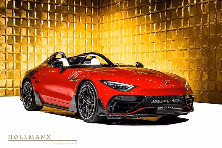 Năm 2024, Mercedes-AMG ra mắt PureSpeed siêu xe đầu tiên trong Mythos Series, đây là dự án coachbuild từ các dòng xe thể thao thương mại. Sau 2 năm, một đại lý tại Đức đã rao bán chiếc xe mang phong cách speedster, đây cũng là chiếc PureSpeed đầu tiên xuất hiện trên thị trường ôtô cũ.