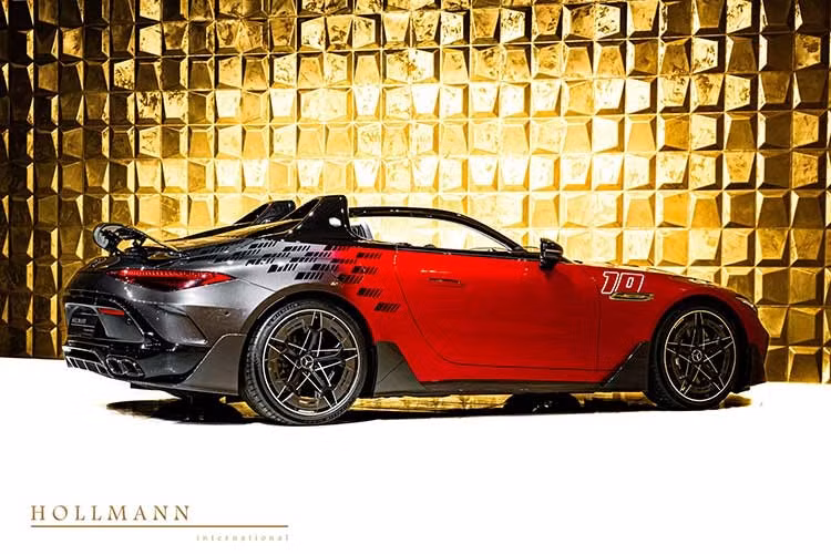 Điểm nhấn phần hông Mercedes-AMG PureSpeed là bộ mâm kích thước 21 inch 5 chấu, có thêm cánh điều hướng sợi carbon, tăng hiệu quả làm mát hệ thống phanh và tăng cường lực ép xuống mặt đường.