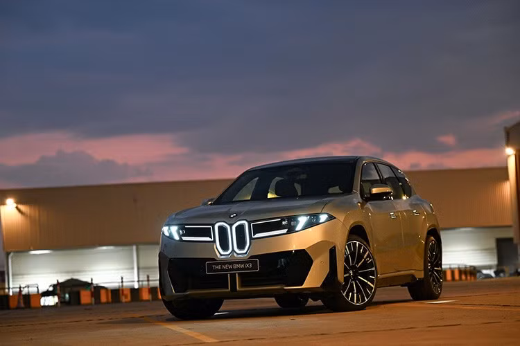 BMW iX3 2026 sở hữu thiết kế mới với hệ số cản gió 0,24, giúp tối ưu hiệu quả vận hành. Lốp xe được thiết kế riêng nhằm giảm lực cản lăn, góp phần tăng thêm khoảng 40 km phạm vi hoạt động. Xe có kích thước tương đương các đối thủ trong phân khúc SUV điện hạng sang.