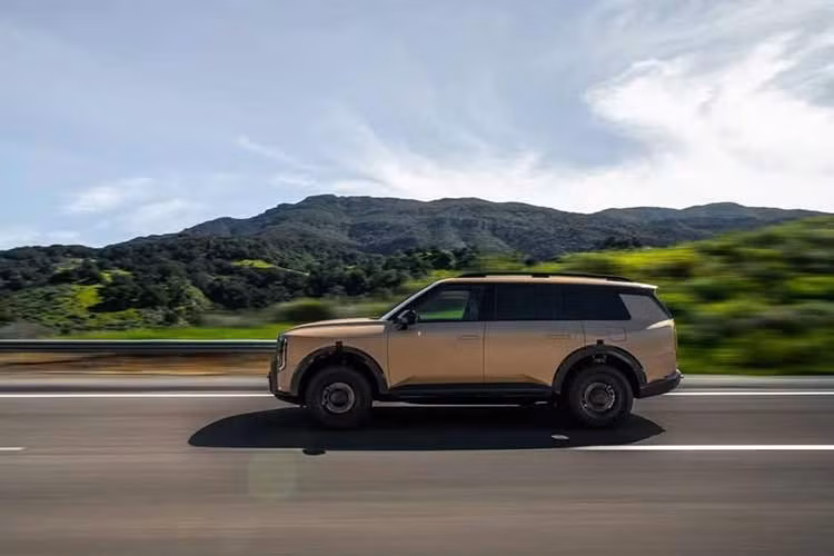 Ngoài ra, xe còn tích hợp màn hình hiển thị trạng thái vận hành off-road, các chế độ dẫn động AWD đa địa hình và hệ thống Ground View Monitor. Tính năng này sử dụng camera để tạo hiệu ứng “nắp capo trong suốt”, hỗ trợ người lái quan sát địa hình phía trước dễ dàng hơn.