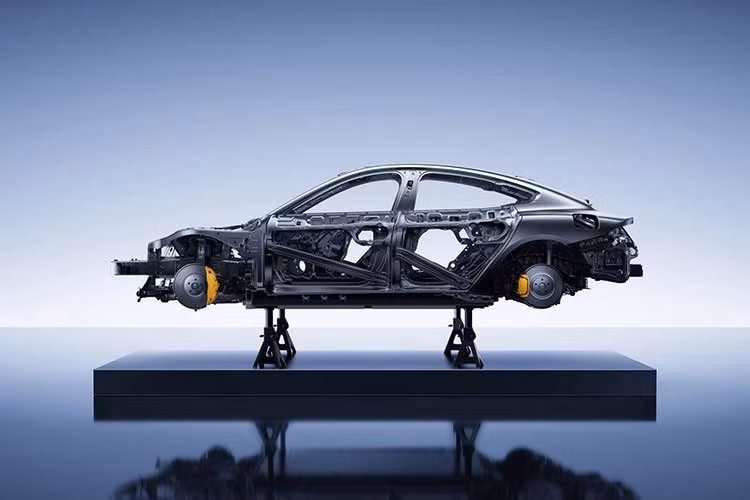 Hệ thống khung gầm “Dragon Chassis” do Xiaomi phát triển tiếp tục được duy trì, với treo trước tay đòn kép và treo sau đa liên kết độc lập. Hai phiên bản Pro và Max được trang bị thêm hệ thống treo khí nén hai buồng kín kết hợp giảm chấn biến thiên, giúp cải thiện đáng kể độ êm ái và ổn định.