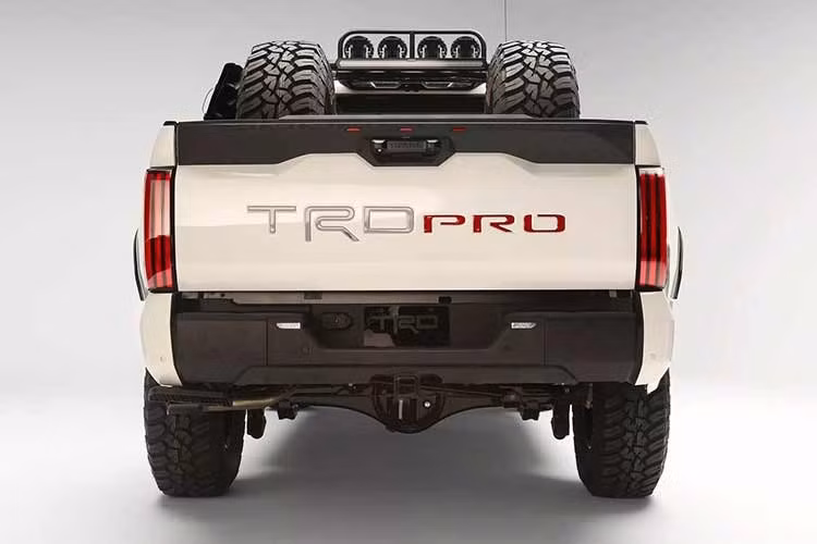 “Trái tim” của TRD Hammer nhiều khả năng vẫn là hệ thống i-Force Max bao gồm động cơ V6 tăng áp kép 3.5L kết hợp mô-tơ điện. Ở cấu hình hiện tại, hệ thống này sản sinh công suất 437 mã lực và mô-men xoắn 790 Nm. Mặc dù con số này có phần lép vế so với mức 540 mã lực của RAM 1500 RHO, nhưng lại tiệm cận rất gần với thông số 450 mã lực của Ford F-150 Raptor.