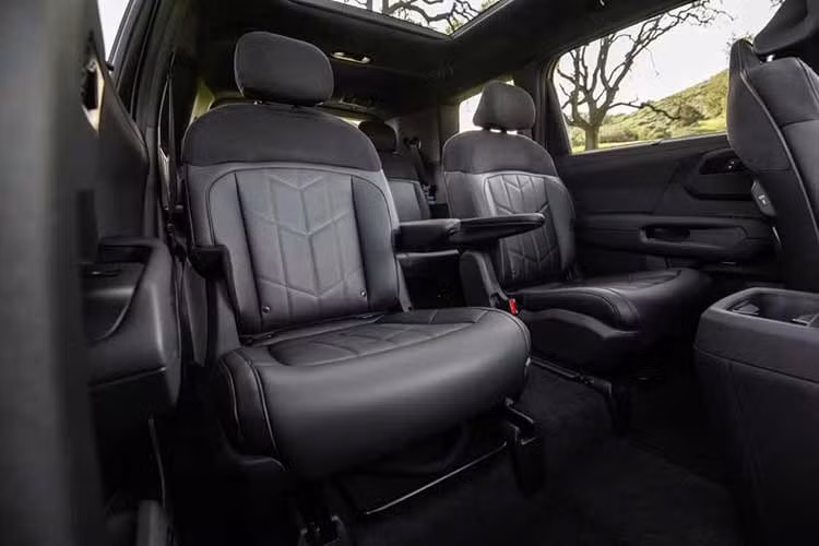 Telluride X-Pro được trang bị lốp địa hình Continental CrossContact ATR kích thước 255/60R18, đi cùng mâm 18 inch. Tuy nhiên, bộ mâm sơn đen bóng có thể không phải lựa chọn tối ưu cho điều kiện địa hình khắc nghiệt.