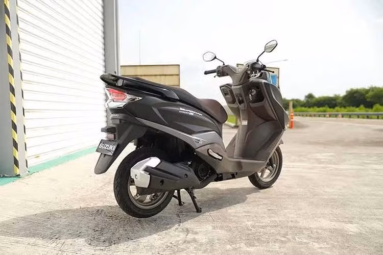 Đi kèm với khối động cơ là các công nghệ hỗ trợ đặc trưng của Suzuki như hệ thống tối ưu hiệu suất Suzuki Eco Performance Alpha, chức năng tự động tắt/mở động cơ khi dừng xe, hệ thống khởi động Easy Start cùng bộ đề Silent Starter giúp giảm tiếng ồn khi khởi động.