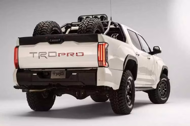 Thay vì đối đầu trực diện với những "quái vật" công suất cực lớn như Raptor R, tân binh của Toyota được định vị để cạnh tranh sòng phẳng với RAM 1500 RHO hoặc các phiên bản Raptor tiêu chuẩn nhờ sự cân bằng giữa sức mạnh và độ bền bỉ đặc trưng. Dựa trên các thông tin rò rỉ, mẫu bán tải hiệu suất cao tương lai của Toyota sẽ sở hữu diện mạo hầm hố với bộ lốp địa hình kích cỡ lên tới 37 inch.