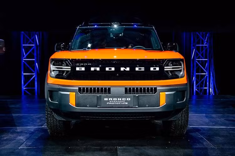Hãng xe Ford cho biết hệ thống truyền động mới trên Bronco Basecamp sẽ mang lại khả năng vận hành mượt mà và phản hồi nhanh như một mẫu xe điện, nhưng có phạm vi hoạt động từ 800–900 km. Ngoài ra, người dùng có thể đổ xăng và tiếp tục hành trình như ô tô truyền thống.