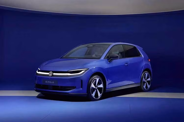 Volkswagen ID. Polo được cho là đang phải đối mặt với thời gian chờ 10 tháng sau khi thu hút hơn 30.000 đơn đặt hàng. Việc phải chờ đợi trong thời gian dài để nhận một chiếc Ferrari mới hoặc Porsche phiên bản đặc biệt là điều không còn xa lạ với người mua ôtô thế giới. Tuy nhiên, một số khách hàng mua ID. Polo tại châu Âu cũng đang phải đối mặt với tình cảnh này.
