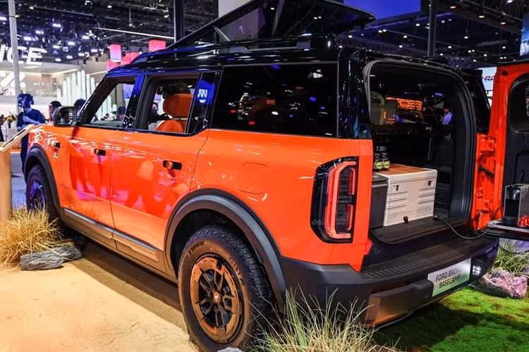 Ford không tiết lộ nhiều về phiên bản dành cho thị trường Úc của Bronco Basecamp, nhưng xác nhận xe sẽ sử dụng “hệ truyền động điện mở rộng phạm vi hoạt động” tương tự Volkswagen ID. Era 9X và VinFast Wild sắp bán ở Việt Nam. Hệ thống này gồm hai mô-tơ điện, bộ pin 49 kWh và động cơ 4 xi-lanh, tăng áp, dung tích 1.5L chỉ hoạt động như một máy phát điện.