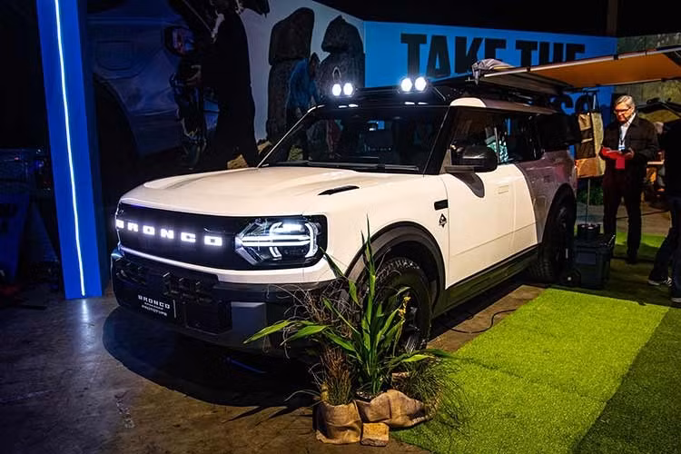 Việc Ford Bronco Basecamp sắp được bán tại Úc là một tín hiệu cho thấy mẫu xe này có thể thâm nhập các thị trường Đông Nam Á nói chung và Việt Nam nói riêng. Trước đó, mẫu xe này cũng đã được đăng ký bảo hộ kiểu dáng công nghiệp tại Việt Nam.