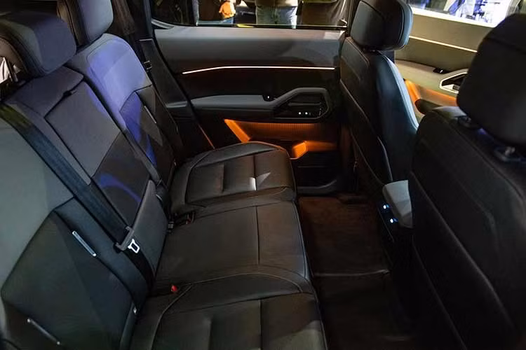 Chưa dừng ở đó, Ford Bronco Basecamp còn đi kèm cửa cốp mở ngang được tích hợp bộ dụng cụ nấu ăn Wild Kitchen và một chiếc bàn có thể gập xuống. Mẫu xe thậm chí còn có hệ thống Pro Power Onboard, cho phép người dùng khai thác nguồn điện công suất lên tới 6,6 kW để chạy các thiết bị như máy pha cà phê, bếp và đèn.