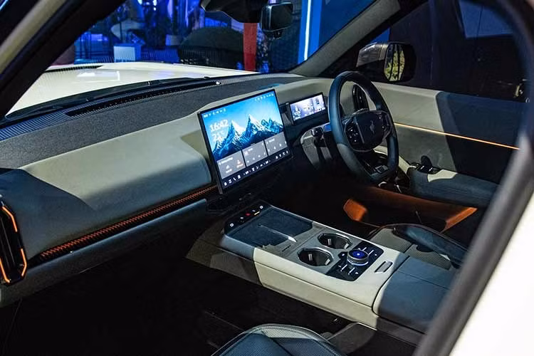 Dù không nói nhiều về xe SUV địa hình đậm chất phiêu lưu này, Ford vẫn cho biết Bronco Basecamp được phát triển để phục vụ những chuyến phiêu lưu và sẽ là người bạn đồng hành lý tưởng trong các chuyến cắm trại gia đình nhỏ.