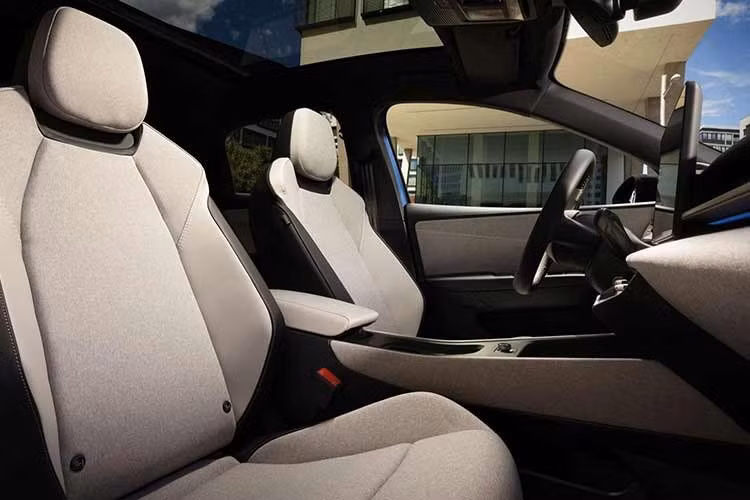 Trong khi đó, Volkswagen ID.3 Neo nâng cấp phải đối mặt với thời gian chờ giao xe từ 2 đến 3 tháng. Đây đều là tin tốt đối với Volkswagen và hãng thực sự đang rất cần những tín hiệu tích cực vào lúc này. Trước đó, Volkswagen đã công bố sẽ cắt giảm 100.000 nhân sự, đóng cửa nhiều nhà máy và có khả năng khai tử thương hiệu Seat sau năm 2030 trong nỗ lực xoay chuyển tình hình kinh doanh.