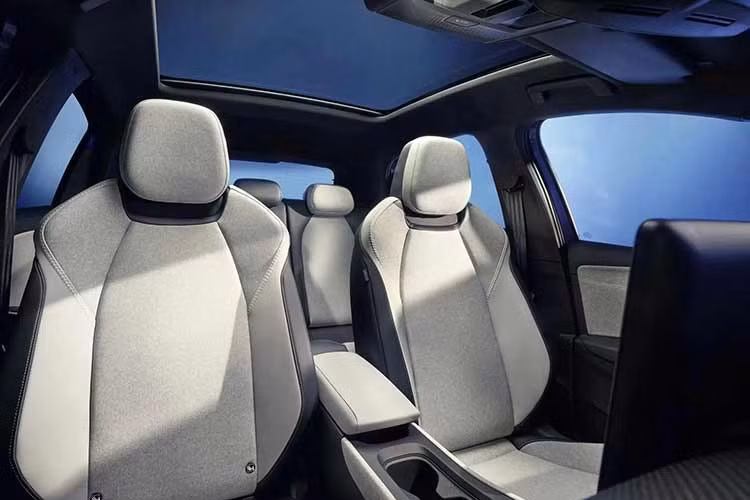Về Volkswagen ID. Polo, mẫu xe này đã chính thức trình làng vào hồi tháng 5/2026. Xe sở hữu kích thước dài x rộng x cao lần lượt 4.053 x 1.816 x 1.530 mm và chiều dài cơ sở 2.600 mm. Khoang hành lý của xe có dung tích tiêu chuẩn 441 lít và sẽ tăng lên 1.240 lít khi gập hàng ghế sau.