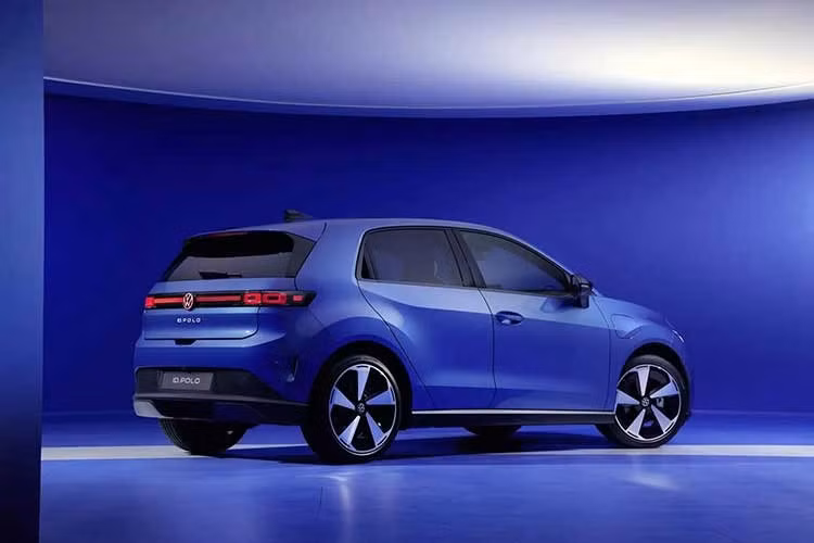 Điều đó khiến việc đặt một chiếc Volkswagen ID. Polo theo cấu hình riêng có thể đòi hỏi nhiều kiên nhẫn hơn cả một số mẫu xe đắt tiền và độc đáo hơn. Chẳng hạn, đại lý McLaren Palm Beach cho biết việc đặt mua một chiếc siêu xe của thương hiệu Anh quốc từ nhà máy có thể mất từ “8 tuần đến 6 tháng”. Tất nhiên, đại lý McLaren này cũng cảnh báo không thể bảo đảm ngày giao xe chính xác.