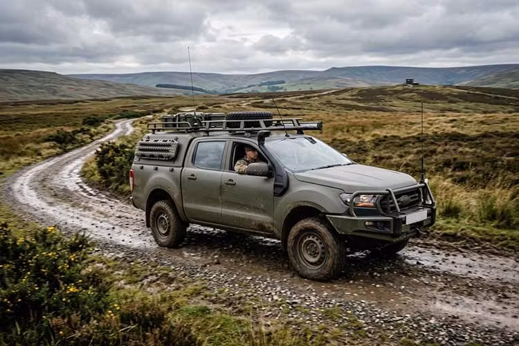 Với mẫu Ford Ranger 6 bánh, mặc dù phần thân xe trông giống như phiên bản XLT cơ bản, khung gầm lại được lấy từ dòng Ford Ranger Super Duty mạnh mẽ hơn do Úc phát triển. Bên dưới nắp ca-pô là động cơ diesel tăng áp V6 3.0 lít sản sinh công suất 206 mã lực và mô-men xoắn 600Nm kết hợp với hệ thống hybrid.
