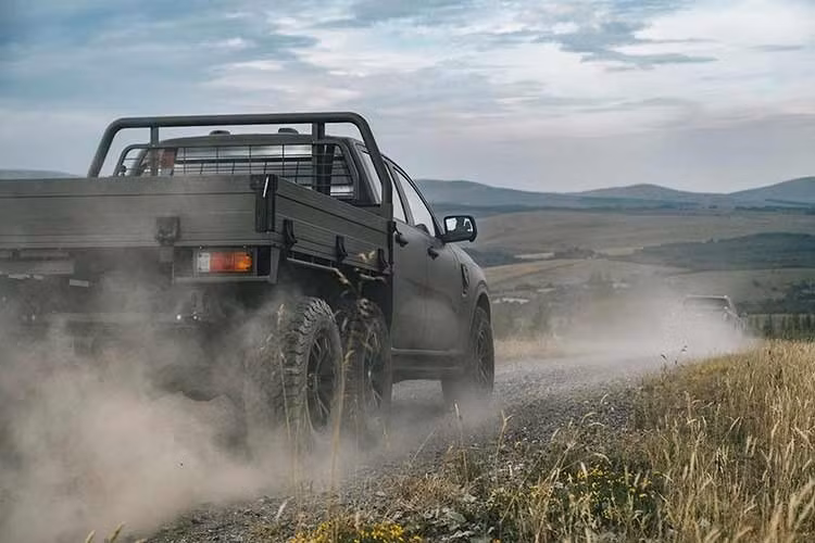 Bộ Quốc phòng Anh đang tìm cách mua khoảng 2.500 xe tiện ích hạng nhẹ để thay thế đội xe Land Rover Defender đã cũ và các mẫu Steyr-Puch Pinzgauer cổ lỗ sĩ vào năm 2030, như một phần của sáng kiến ​​trị giá 4,8 tỷ bảng Anh (khoảng 6,5 tỷ đô la Mỹ).