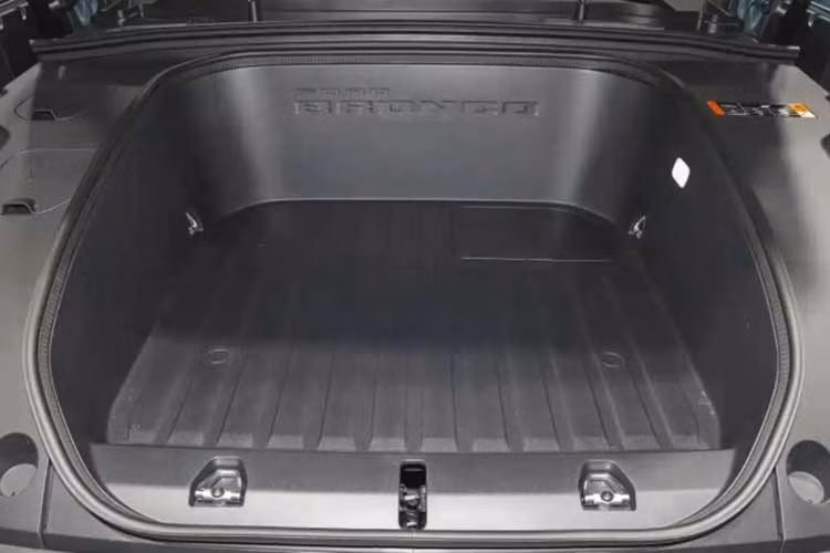 Bronco phiên bản Basecamp được điều chỉnh theo nhu cầu của khách hàng châu Á, ưu tiên không gian rộng rãi, tiện ích thông minh. Xe có phần mái kính có thể nâng lên như một chiếc lều mini, kết hợp hàng ghế gập phẳng để biến khoang cabin thành không gian nghỉ ngơi khi đi dã ngoại.