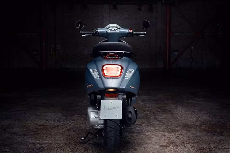 Vespa Sprint 150 Blu Officina 8 được trang bị động cơ xi-lanh đơn, 3 van, dung tích 150cc với công suất tối đa 12,5 mã lực và mô-men xoắn cực đại 12,7 Nm.