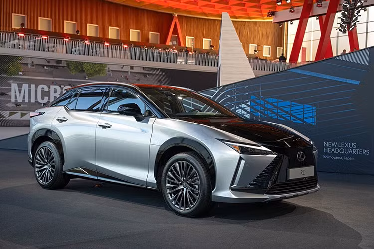 Bên cạnh phiên bản đầu bảng, Lexus cũng đồng thời nâng cấp các biến thể RZ khác, gồm RZ 350e Version L, RZ 500e Version L và RZ 550e F Sport. Các phiên bản này đều được cải thiện về công suất, hiệu suất và hệ thống sạc, với tầm hoạt động dao động từ 579 km đến 733 km tùy cấu hình. Dòng RZ vẫn duy trì các tùy chọn một mô-tơ hoặc hai mô-tơ, cùng pin 75 kWh hoặc 77 kWh.