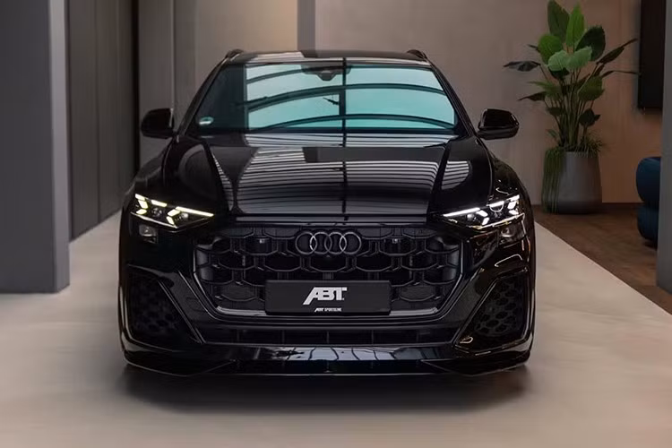 Audi RS Q8 nhà ABT sở hữu đèn chiếu sáng nội thất, logo RSQ8-LE được khắc trên lưng ghế, biểu tượng ABT trên tựa đầu tích hợp, cửa sổ trời, ba màn hình chính (màn hình thứ ba dùng để truy cập hệ thống điều hòa), và một vài chi tiết khác nữa, tất cả tạo nên một chiếc xe đặc biệt.