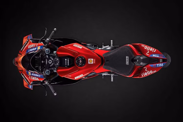 Bình xăng của chiếc xe đã được chính Marquez ký tên. Anh đã giành chức vô địch MotoGP đầu tiên cùng Ducati vào năm 2025. Đây là danh hiệu thứ bảy của anh (ở hạng mục cao nhất) sau khi giành 6 danh hiệu còn lại với Honda, và là danh hiệu vô địch thế giới thứ 9 của anh.