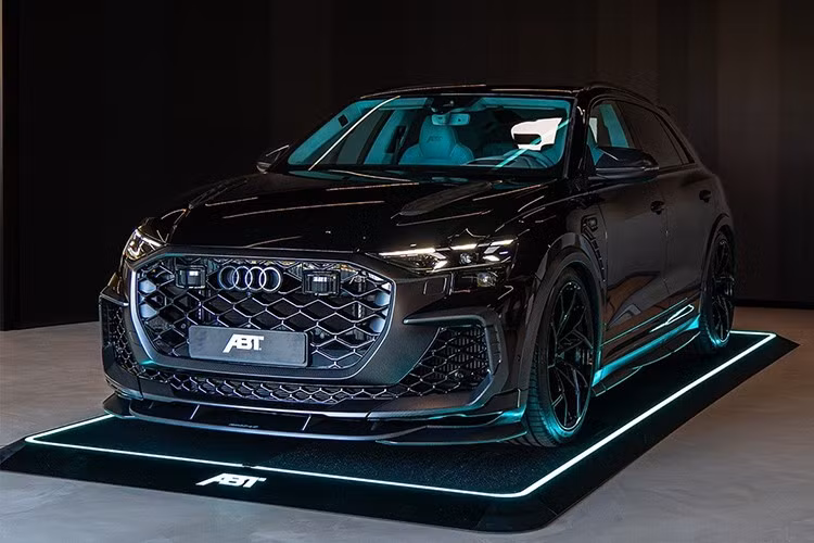 Audi Q8 được gọi là "tiểu Lamborghini Urus" vì được xây dựng trên cùng nền tảng và thường được coi là "phiên bản Lamborghini gầm cao dành cho người có tài chính khiêm tốn", nhưng thực tế, phiên bản hiệu suất cao của Audi Q8 là RS có giá khởi điểm 138.300 USD cho phiên bản năm 2026 tại Mỹ, con số này chỉ bằng khoảng một nửa giá của Urus