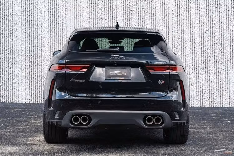Nền tảng kiến ​​trúc điện Jaguar của mẫu xe mới sẽ được chia sẻ với một mẫu SUV cỡ lớn, dự kiến ​​sẽ gián tiếp thay thế F-Pace trong dòng sản phẩm. Đến cuối thập kỷ này, bộ ba xe sử dụng kiến ​​trúc điện Jaguar sẽ được hoàn thiện với một mẫu sedan thay thế XJ.