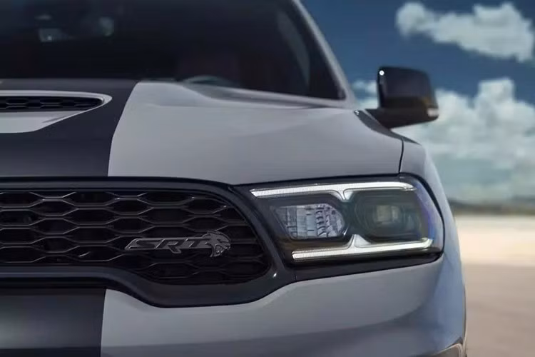 Dodge tự hào tuyên bố có tới 10 triệu sự kết hợp tùy chỉnh khác nhau cho chiếc SUV phiên bản Jailbreak. Để các bạn có thể hình dung được những gì sắp diễn ra, tôi sẽ liệt kê bên dưới một số tính năng bổ sung mà Dodge đã thêm vào mẫu xe này để giữ cho nó luôn mới mẻ trong tâm trí và cảm tình của khách hàng. Và tôi sẽ bắt đầu với ngoại thất, vì đây là phần được nâng cấp nhiều nhất.