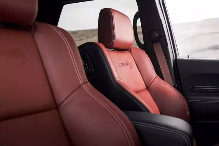 Dodge cung cấp sáu lựa chọn mâm xe, sáu loại màu huy hiệu ngoại thất và bốn màu kẹp phanh, trong khi bên trong, chúng ta có 5 màu ghế, bốn màu dây an toàn và chất liệu Alcantara trên trần xe và vô lăng.