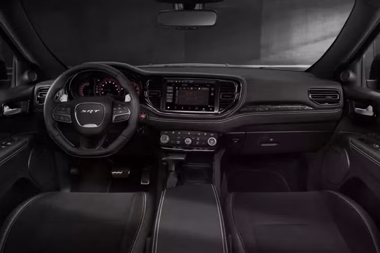 Màu sơn tiêu chuẩn của chiếc SUV có thể được tô điểm thêm bằng hai đường sọc sợi carbon mới do Mopar thiết kế, tương tự như trên Charger và Challenger thế hệ trước, và lần đầu tiên được cung cấp trên Durango. Chúng sẽ bổ sung vào các tùy chọn màu sắc hiện có như xanh dương, xám kim loại, đỏ, đỏ Redline, đen và bạc.