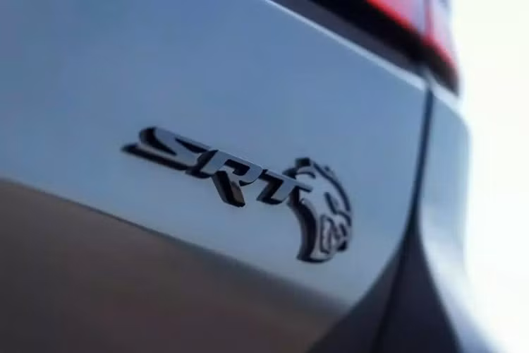 Đối với năm 2026, Dodge sẽ mang trở lại phối màu Triple Nickel và giới thiệu thêm màu B5 Blue. Điều này nâng tổng số phối màu ngoại thất chính lên tám, các tùy chọn còn lại là Destroyer Gray, Diamond Black, Green Machine, Octane Red, Vapor Gray và White Knuckle.