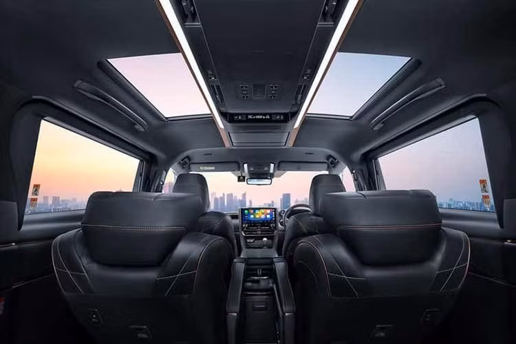 Ghế ngồi của Alphard 2026 sử dụng chất liệu da Premium Nappa kết hợp vật liệu tổng hợp. Hàng ghế trước và hàng ghế thứ hai đều có chức năng sưởi và thông gió.