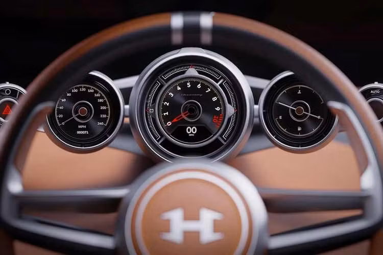Khả năng kết nối điện thoại thông minh, bao gồm Apple CarPlay và Android Auto, được giấu một cách kín đáo thông qua bảng đồng hồ của người lái chứ không phải màn hình tích hợp.