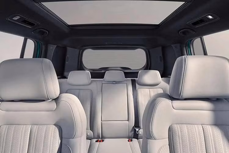 Nằm bên dưới nắp ca-pô của BYD Ti 7 là hệ truyền động hybrid sạc điện DM-p Super Hybrid, gồm máy xăng 4 xi-lanh, tăng áp, dung tích 1.5L, hai mô-tơ điện và bộ pin 35,6 kWh. Dù được gọi là plug-in hybrid nhưng hệ thống này hoạt động giống mở rộng phạm vi hoạt động hơn bởi BYD cho biết động cơ xăng chủ yếu chỉ đóng vai trò tạo ra điện để sạc pin.