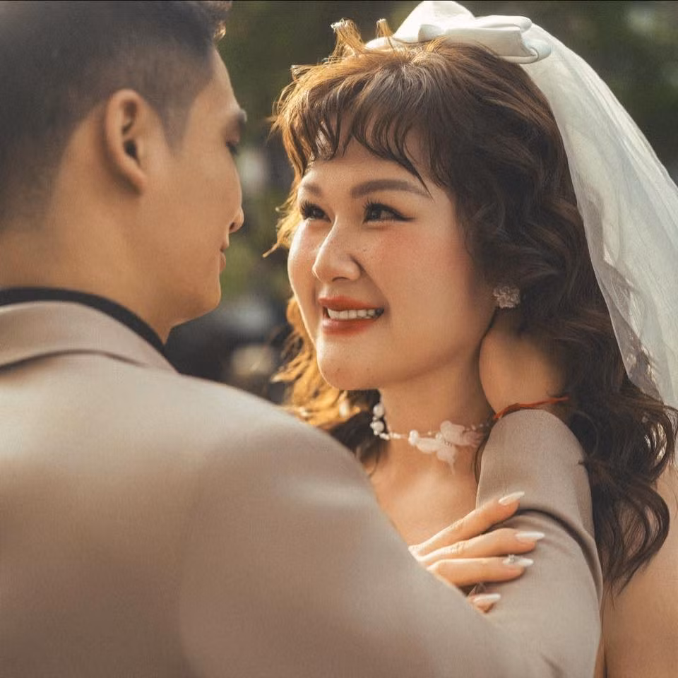 Mới đây trên trang cá nhân, "diễn viên trăm ký" Ngô Thủy Tiên "đánh úp" dân mạng khi xả loạt ảnh trong đám cưới diễn ra vào tháng 10 vừa qua. Trong ngày trọng đại, nữ diễn viên gây ấn tượng với gương mặt xinh đẹp, nụ cười rạng rỡ khi khoác lên người bộ váy cô dâu, trong khi chú rể bảnh bao khi diện vest.