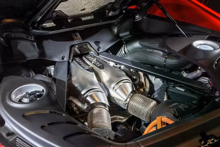 Nhờ vào hệ truyền động plug-in hybrid, siêu xe mui trần Ferrari 296 GTS có tổng công suất là 818 mã lực cùng mô-men xoắn cực đại 740 Nm.