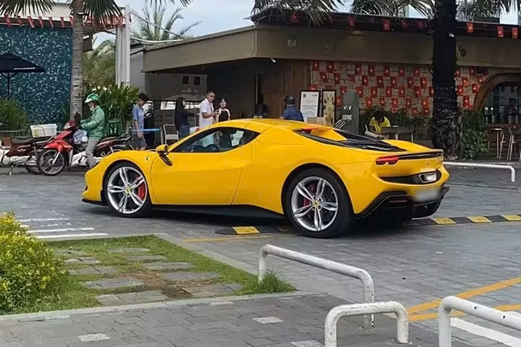 Được biết, đây đã là chiếc siêu xe mui trần Ferrari 296 GTS thứ 5 hay 6 gì đó xuất hiện tại thị trường Việt Nam, xe đầu tiên được bàn giao cho một khách hàng ở tỉnh Bạc Liêu, nhưng vợ chồng anh lại sinh sống và làm việc ở tỉnh Bà Rịa - Vũng Tàu (Cũ).