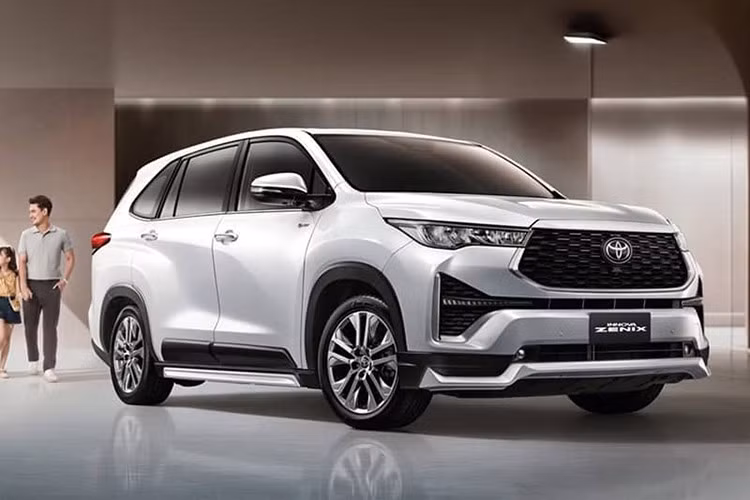 So với phiên bản trước, Toyota Innova Zenix Hybrid 2025 vừa ra mắt tại thị trường Thái Lan có một số thay đổi đáng chú ý như bổ sung bộ bodykit thể thao bao gồm cản trước, ốp sườn và cản sau.