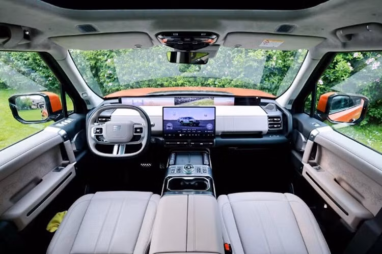 Sức mạnh đến từ hệ thống hybrid điện hiệu suất cao CDM-O Kunpeng của Chery, bao gồm động cơ 2.0T và hai mô-tơ điện, kết hợp với hộp số DHT 2 cấp, tạo ra tổng công suất 560kW (751 mã lực) và mô-men xoắn 795Nm.