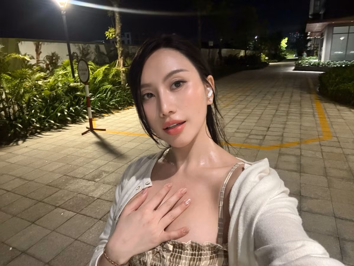 Dòng trạng thái của Trang Lê gây chú ý: "Ta thách máy con AI bắt chước biểu cảm này của chị đây, lại còn kiểu độ phân giải mờ mờ do chụp cam trước 😂 Lêu lêu! Mấy cưng còn non và xanh lắm!"