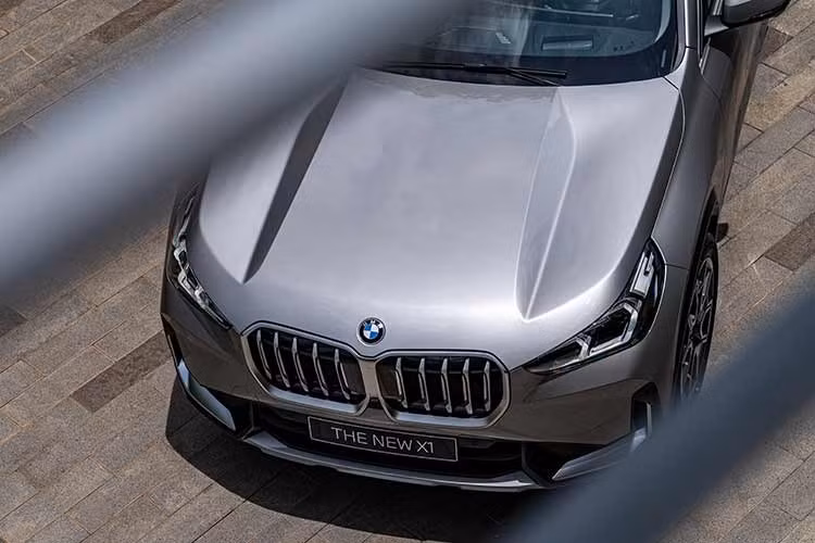 Phần đầu xe nổi bật với lưới tản nhiệt hình quả thận BMW kích thước lớn, thiết kế gần vuông và đặt thẳng đứng, tạo nên diện mạo bề thế và đầy tự tin. Cụm đèn Adaptive LED thanh mảnh kết hợp cùng các đường nét thiết kế theo phương ngang góp phần nhấn mạnh chiều rộng thân xe, đồng thời tăng vẻ hiện đại cho tổng thể.