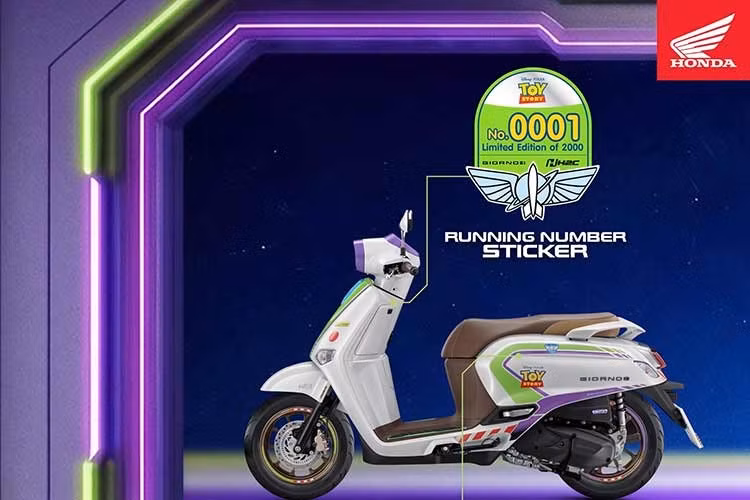 Và năm nay nhân dịp phần phim Toy Story 5 được ra mắt công chúng, mẫu xe tay ga Honda Giorno một lần nữa có bản đặc biệt Buzz Lightyear, được trang trí theo món đồ chơi siêu nhân vũ trụ trong phim.