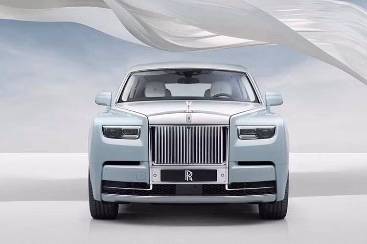 Trước đó, Hoa hậu Mai Phương Thúy từng khiến nhiều người chú ý khi mua một chiếc Mercedes-Benz S 450 Luxury có giá hơn 5,5 tỷ đồng làm quà cho em gái của mình là Mai Ngọc Phượng hồi năm 2025.