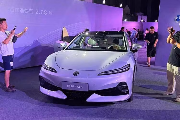 Cuối cùng là hệ thống hỗ trợ lái nâng cao God’s Eye B (DiPilot 300) với cảm biến LiDAR. Hệ thống này hỗ trợ dẫn đường trong đô thị, hỗ trợ lái trên cao tốc và đỗ xe trong mọi tình huống.