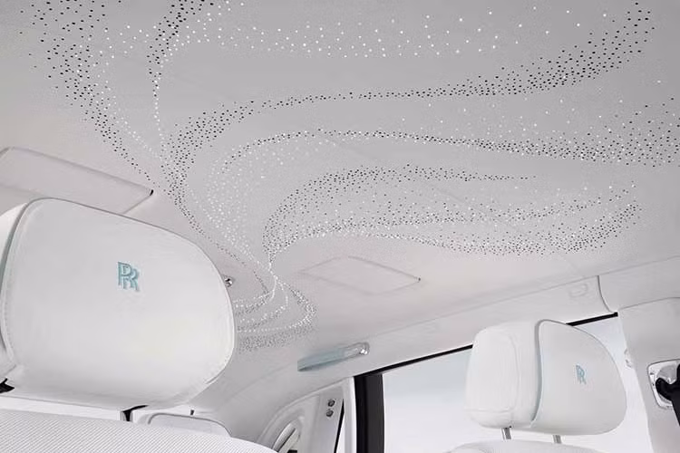 Dưới nắp ca-pô, mẫu xe siêu sang Rolls-Royce Phantom Scintilla vẫn sử dụng động cơ V12 tăng áp kép dung tích 6,75 lít, sản sinh khoảng 571 mã lực và mô-men xoắn cực đại 900 Nm, kết hợp hộp số tự động 8 cấp.