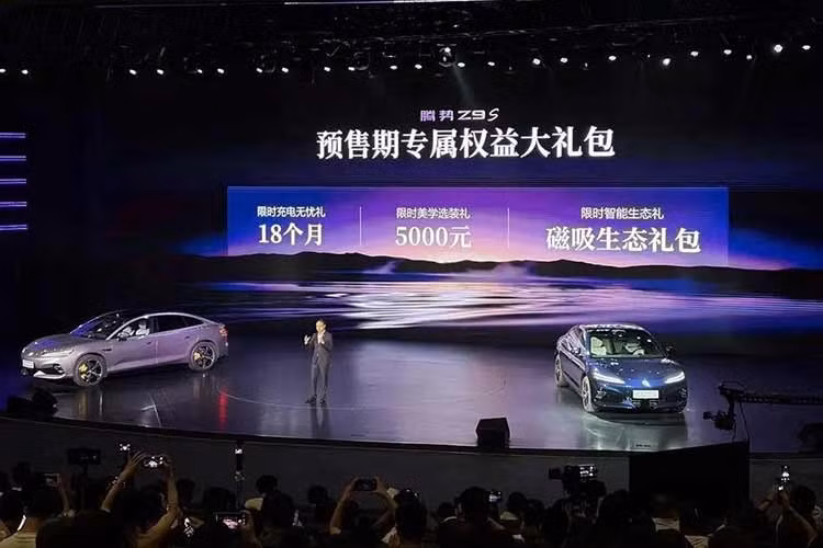BYD mới đây đã thông báo mở bán trước mẫu sedan thuần điện cỡ lớn Denza Z9S 2026 vào ngày 3/8/2026 vừa qua ở thị trường Trung Quốc. Xe được phân phối với 3 phiên bản và có giá mở bán từ 319.800-389.800 Nhân dân tệ (tương đương khoảng 1,12-1,36 tỷ đồng).